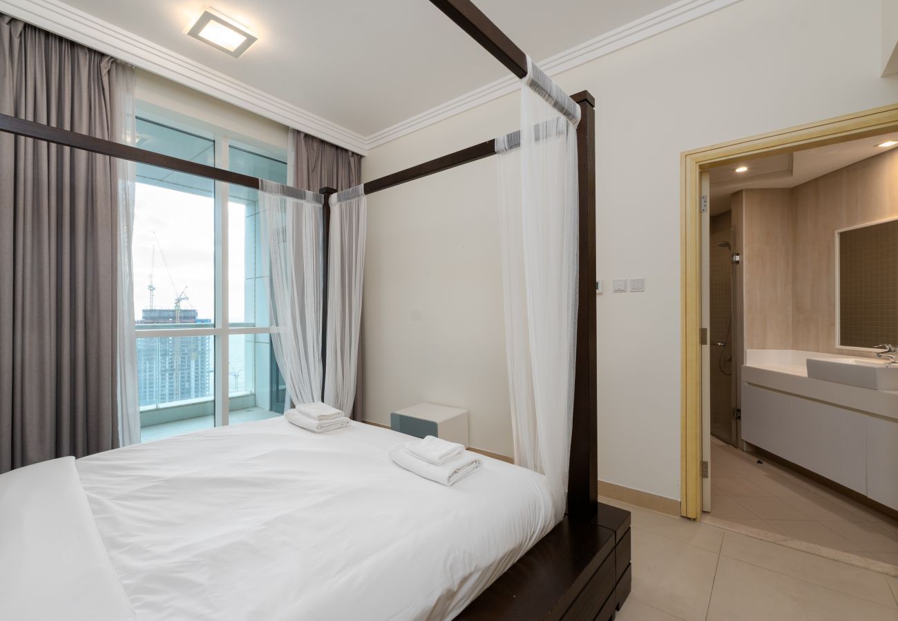 Apartment in Dubai - Beachfront Fabulous 3BR+Maids Room w/ Marina View