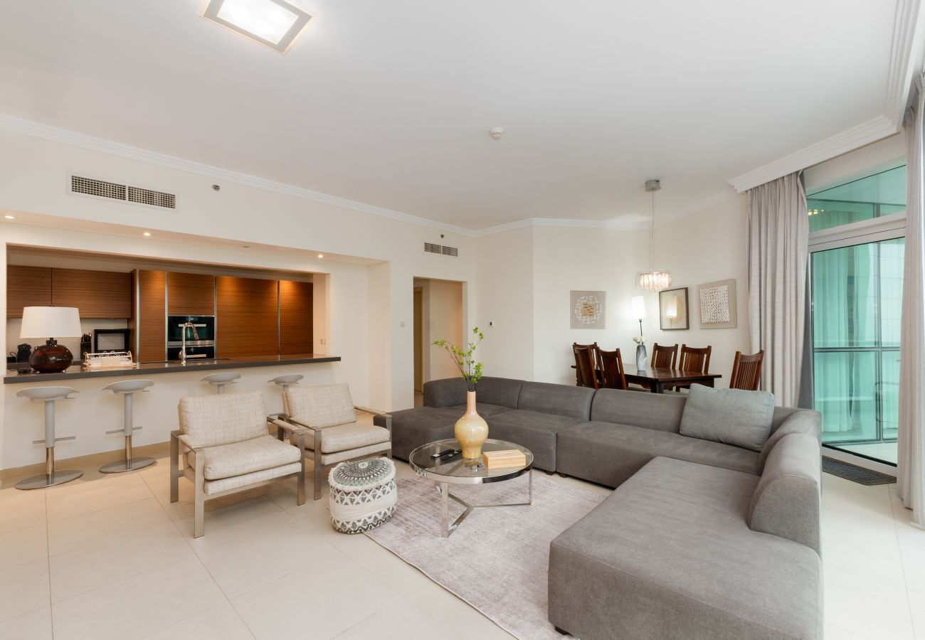 Apartment in Dubai - Beachfront Fabulous 3BR+Maids Room w/ Marina View