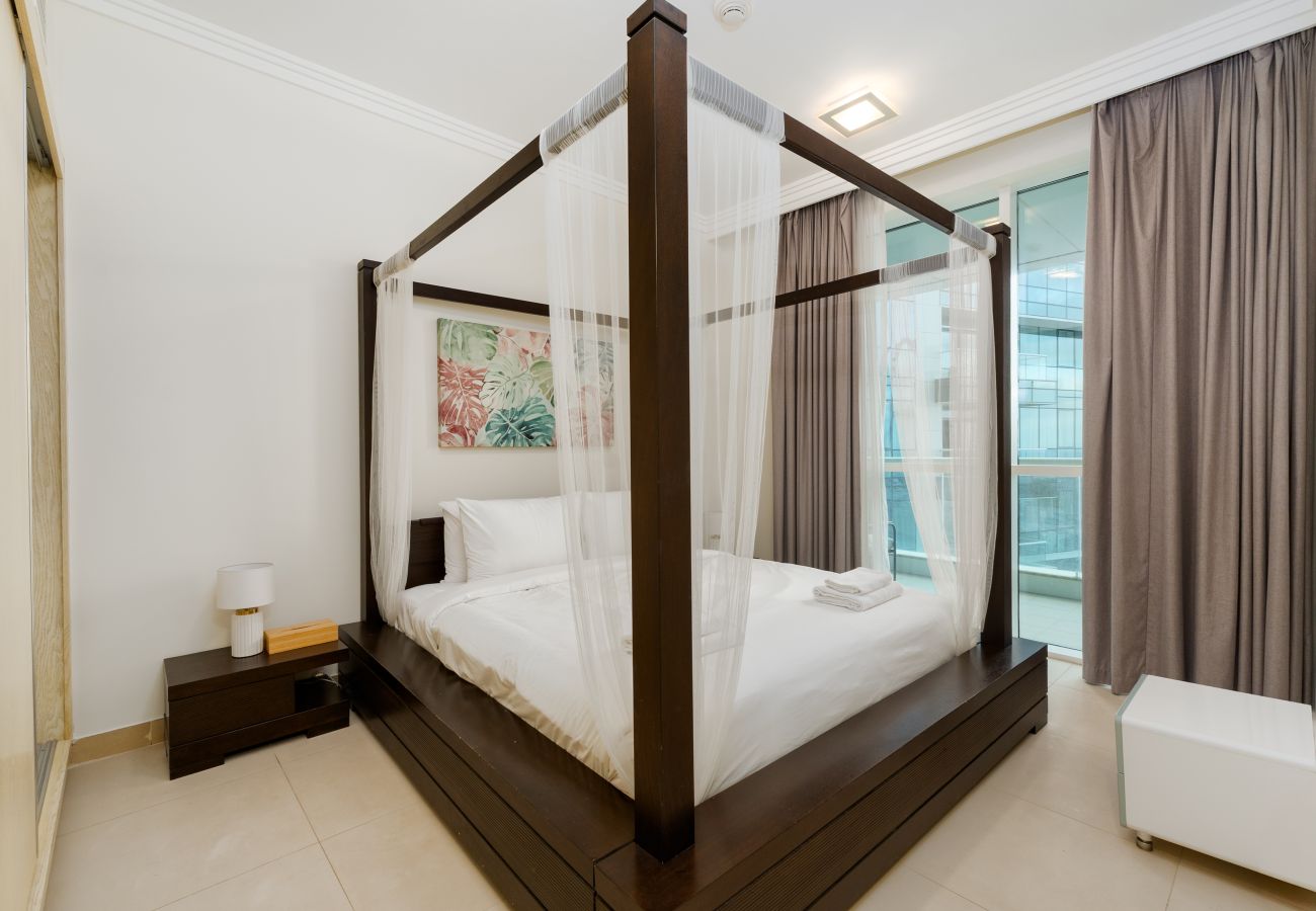 Apartment in Dubai - Beachfront Fabulous 3BR+Maids Room w/ Marina View