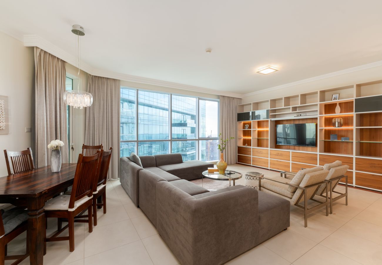 Apartment in Dubai - Beachfront Fabulous 3BR+Maids Room w/ Marina View