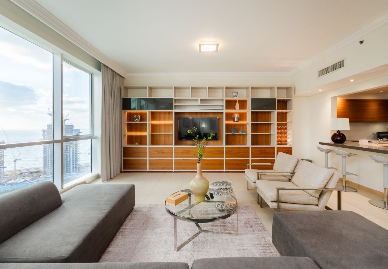 Apartment in Dubai - Beachfront Fabulous 3BR+Maids Room w/ Marina View