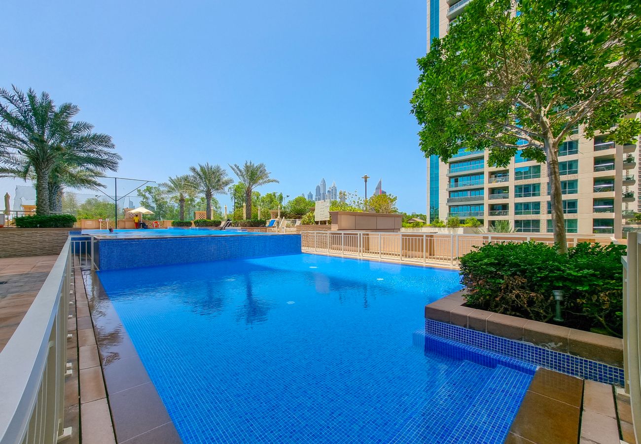 Apartment in Dubai - Stylish Comfortable Apartment with Pool View