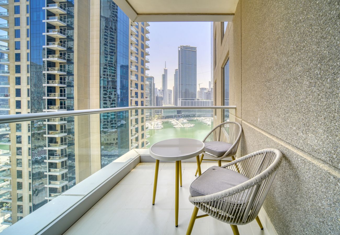 Apartment in Dubai - Spacious apartment with Marina Views