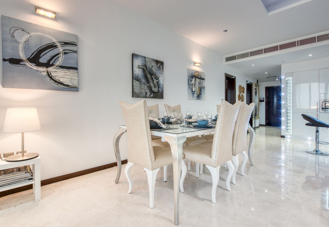 Apartment in Dubai - Stunning Sea View & Private Beach on the Palm