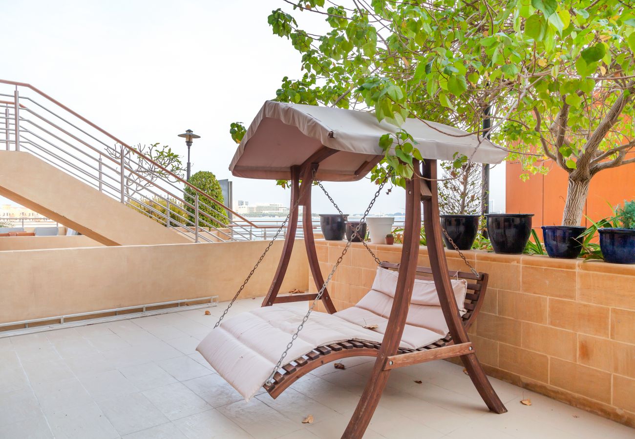 Apartment in Dubai - Classy Stay, Viewing Deck & Private Beach Access
