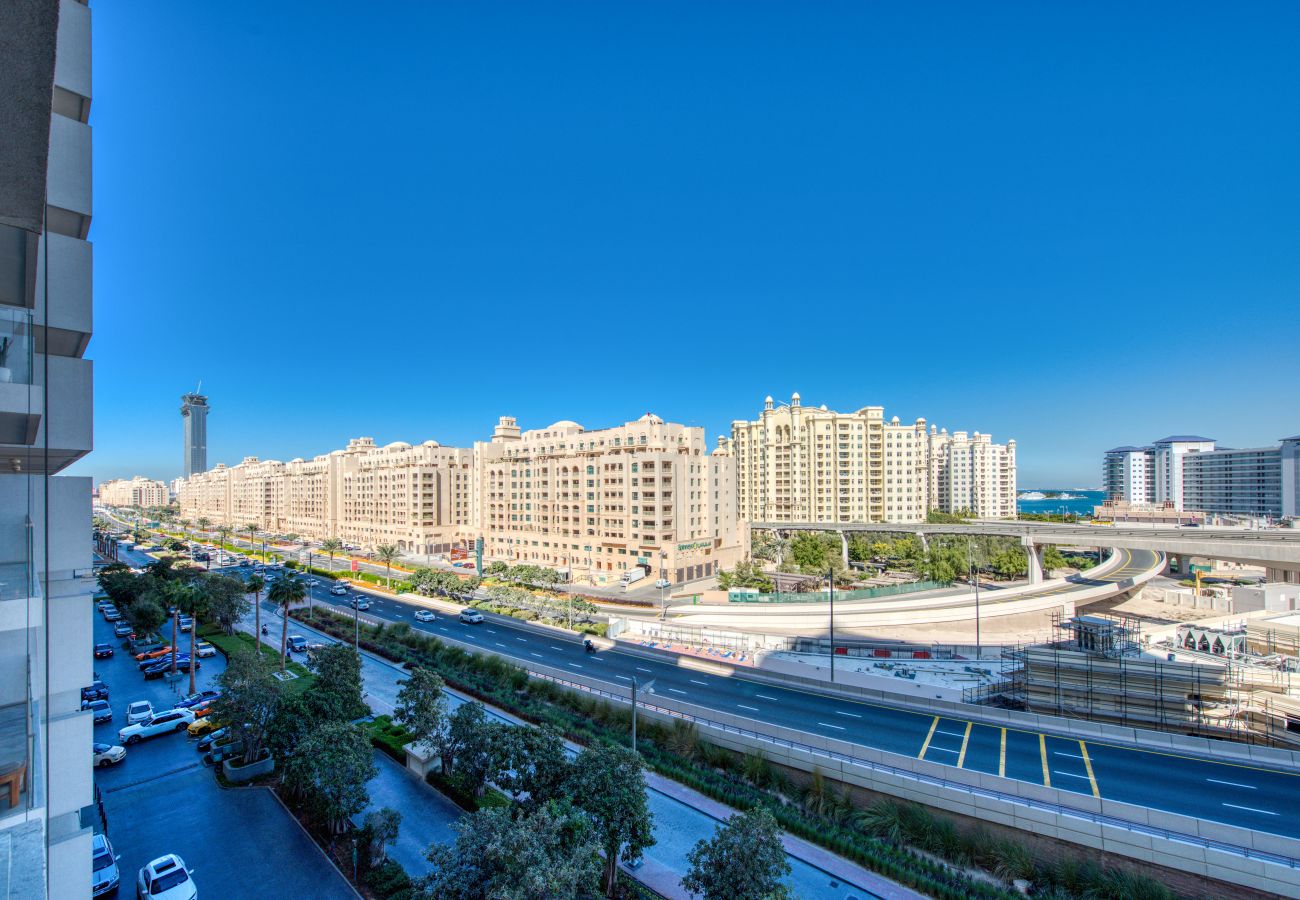 Apartment in Dubai - Vibrant Getaway in a Classy Palm Jumeirah Apt