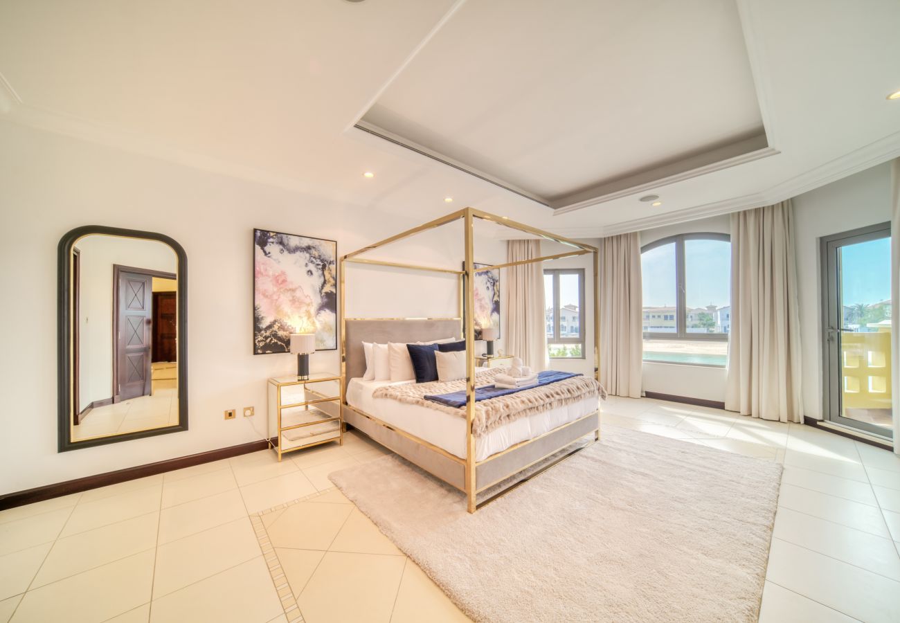 Villa in Dubai - Beachfront 5BR Villa w/ Private Pool at the Palm