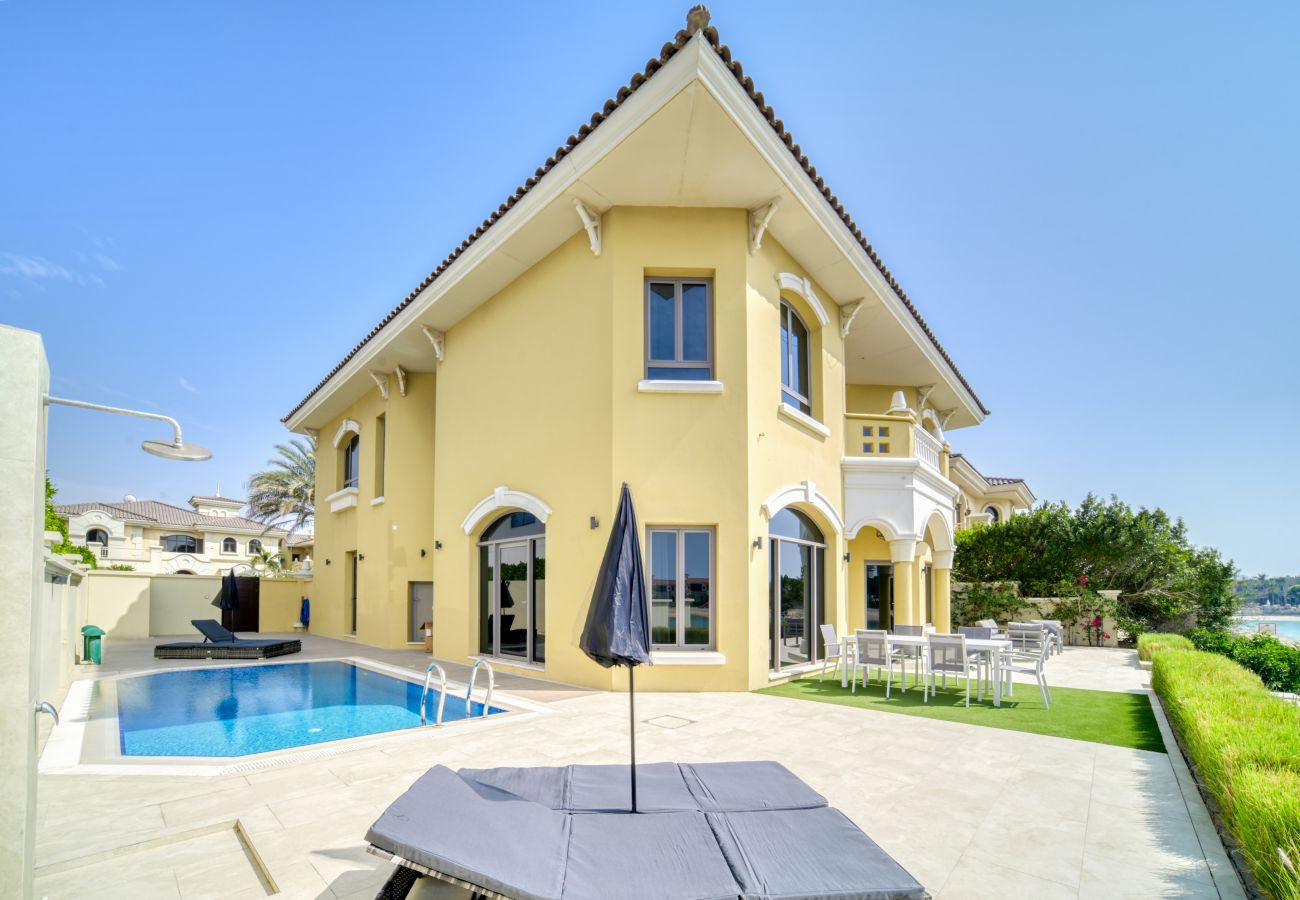 Villa in Dubai - Beachfront 5BR Villa w/ Private Pool at the Palm