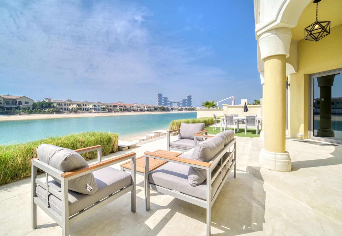 Villa in Dubai - Beachfront 5BR Villa w/ Private Pool at the Palm