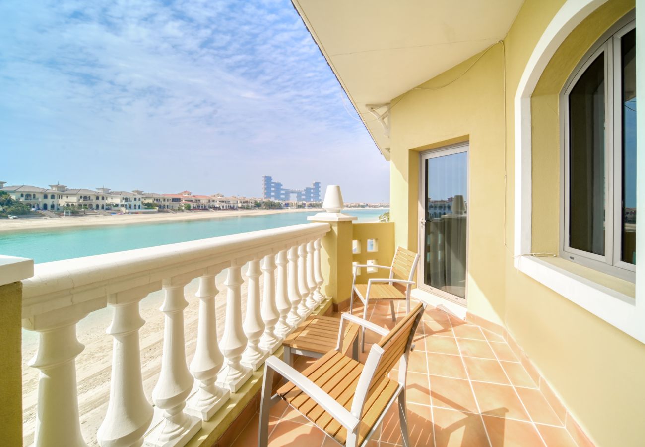 Villa in Dubai - Beachfront 5BR Villa w/ Private Pool at the Palm