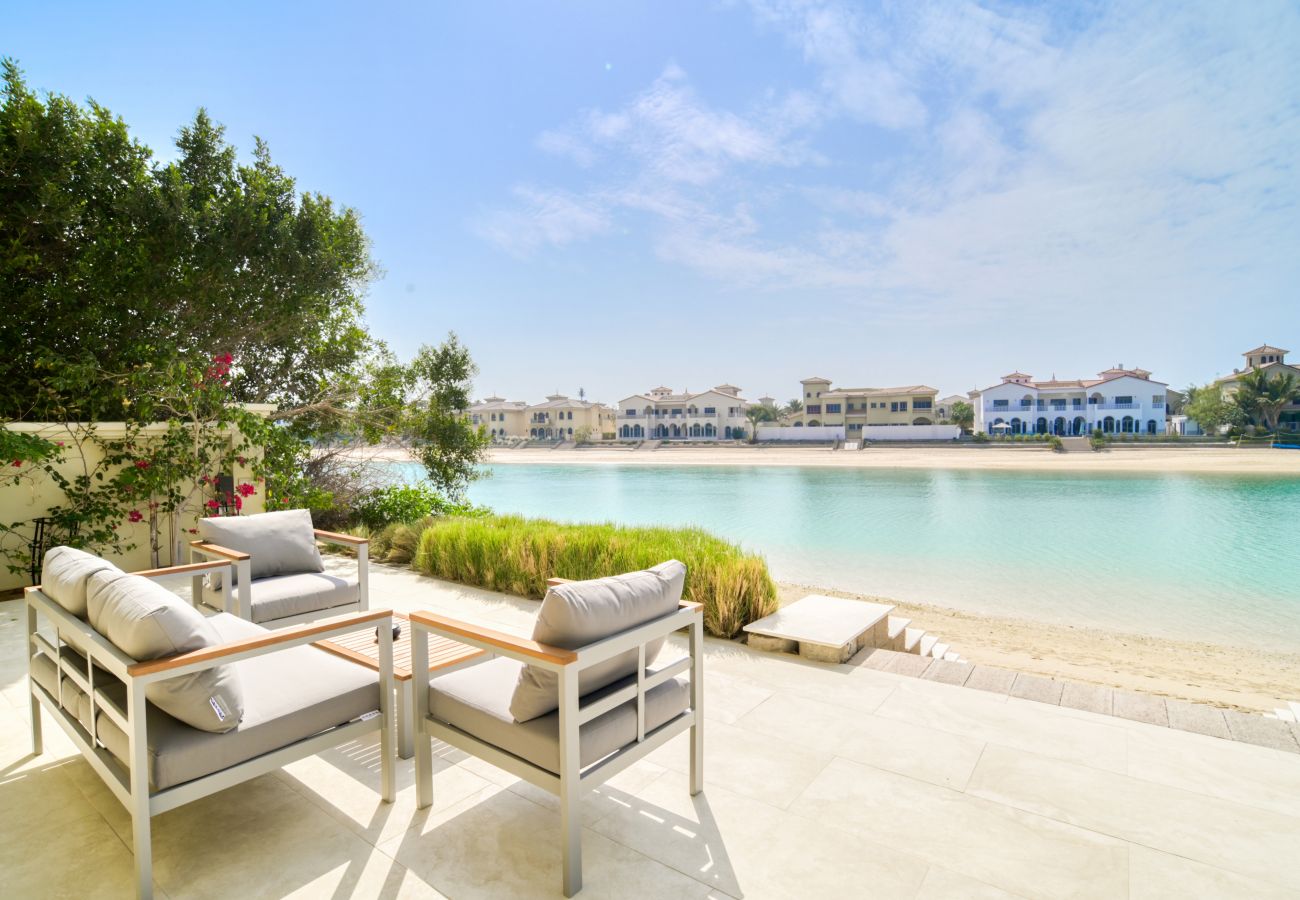 Villa in Dubai - Beachfront 5BR Villa w/ Private Pool at the Palm