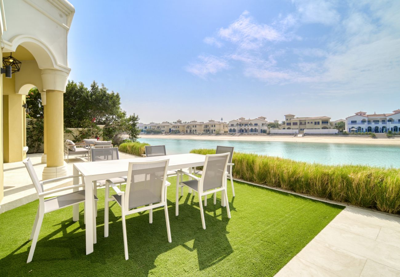 Villa in Dubai - Beachfront 5BR Villa w/ Private Pool at the Palm