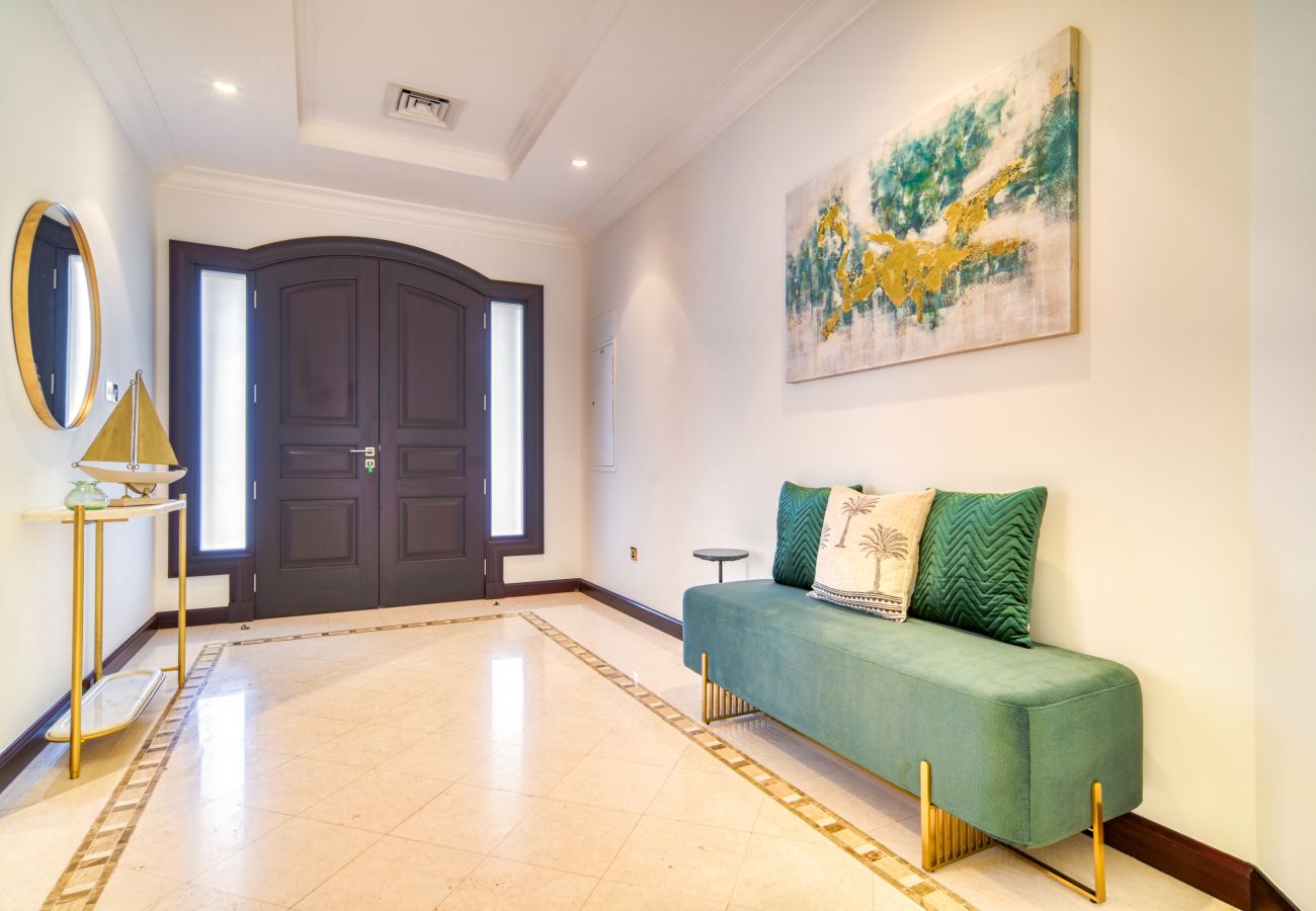 Villa in Dubai - Beachfront 5BR Villa w/ Private Pool at the Palm