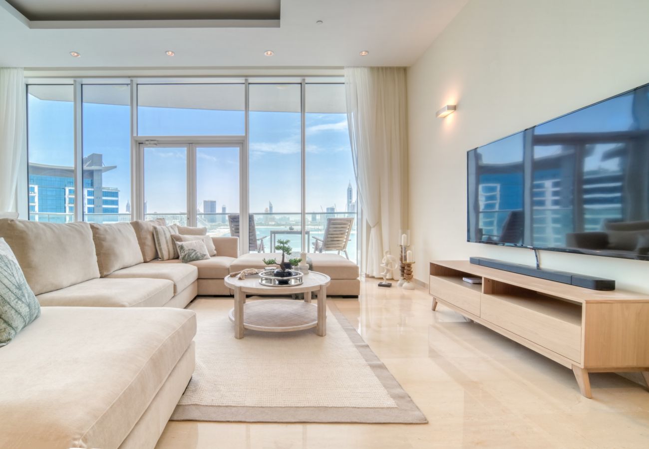 Apartment in Dubai -  Lush Sea View Living w/ Private Beach at the Palm