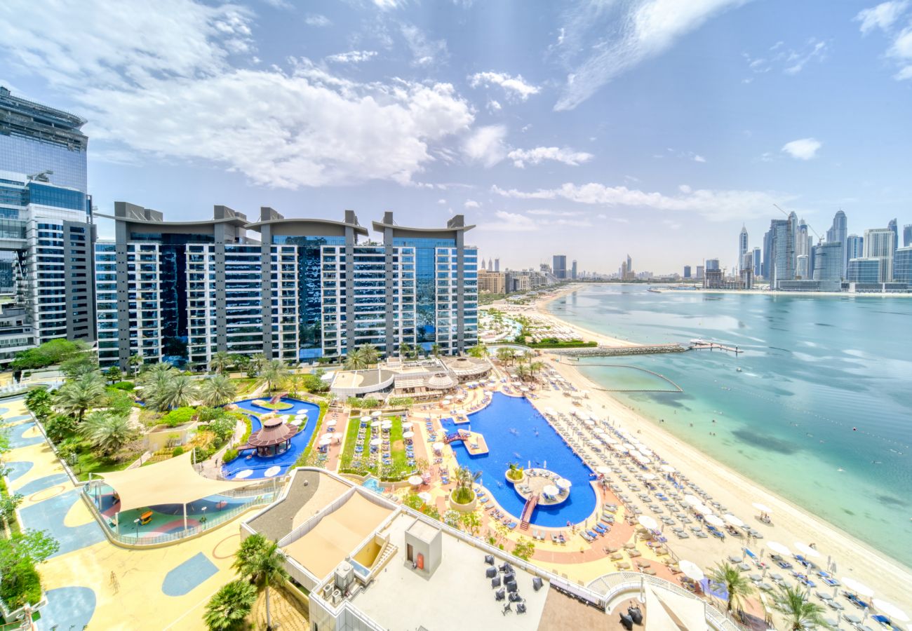 Apartment in Dubai -  Lush Sea View Living w/ Private Beach at the Palm
