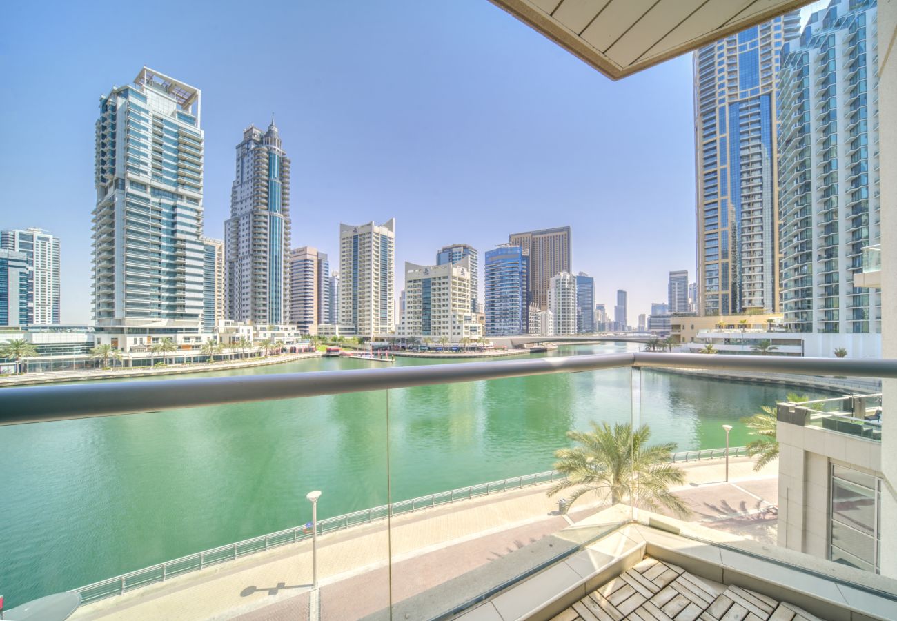 Apartment in Dubai - Enchanting 1BR w/ Balcony Overlooking Dubai Marina