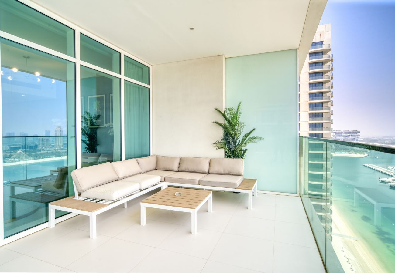 Apartment in Dubai - Beach Access & Scenic Balcony in Emaar Beachfront