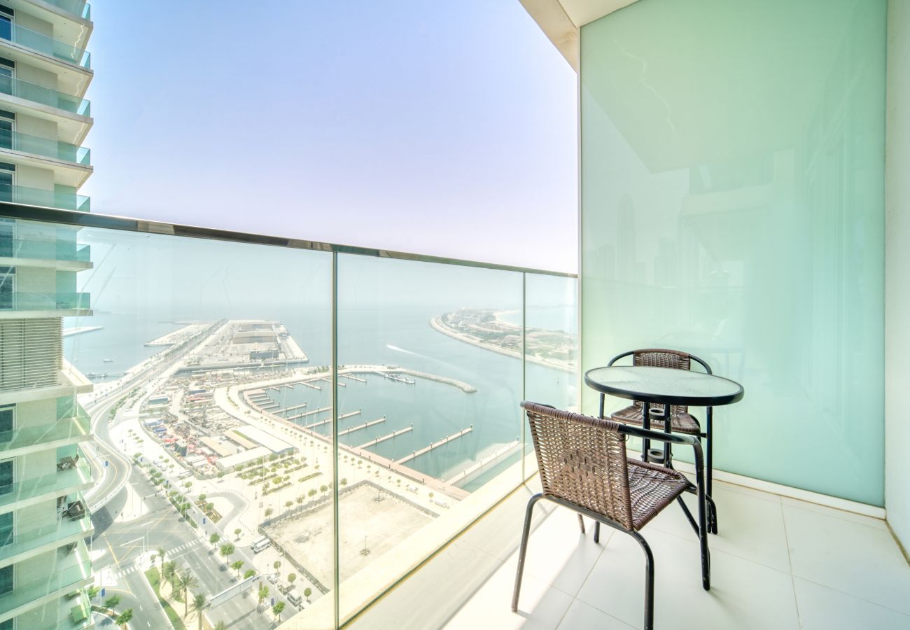 Apartment in Dubai - Beach Access & Scenic Balcony in Emaar Beachfront