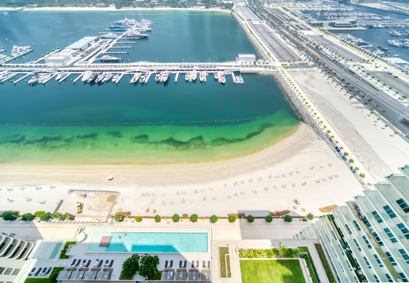 Apartment in Dubai - Beach Access & Scenic Balcony in Emaar Beachfront