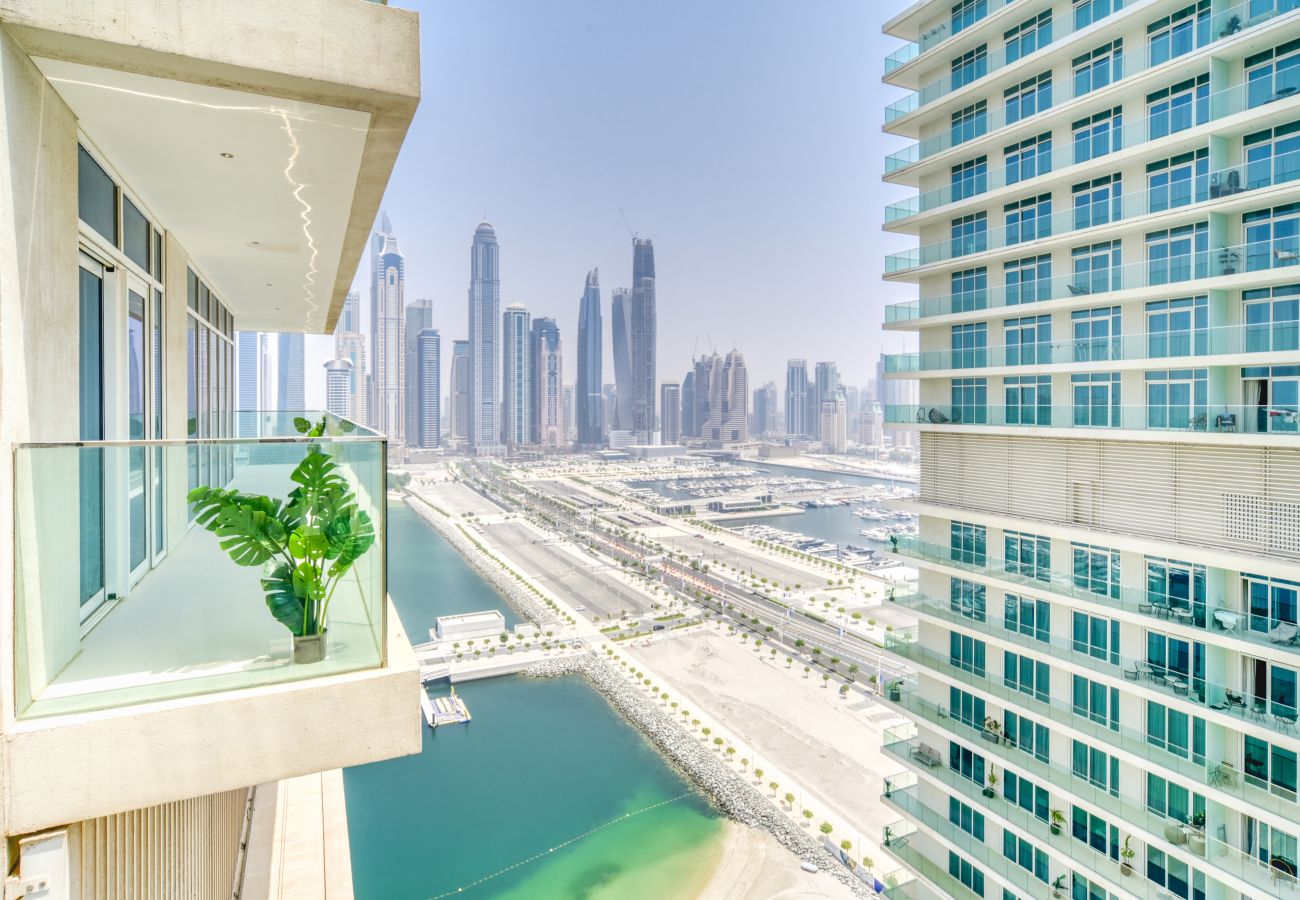 Apartment in Dubai - Beach Access & Scenic Balcony in Emaar Beachfront