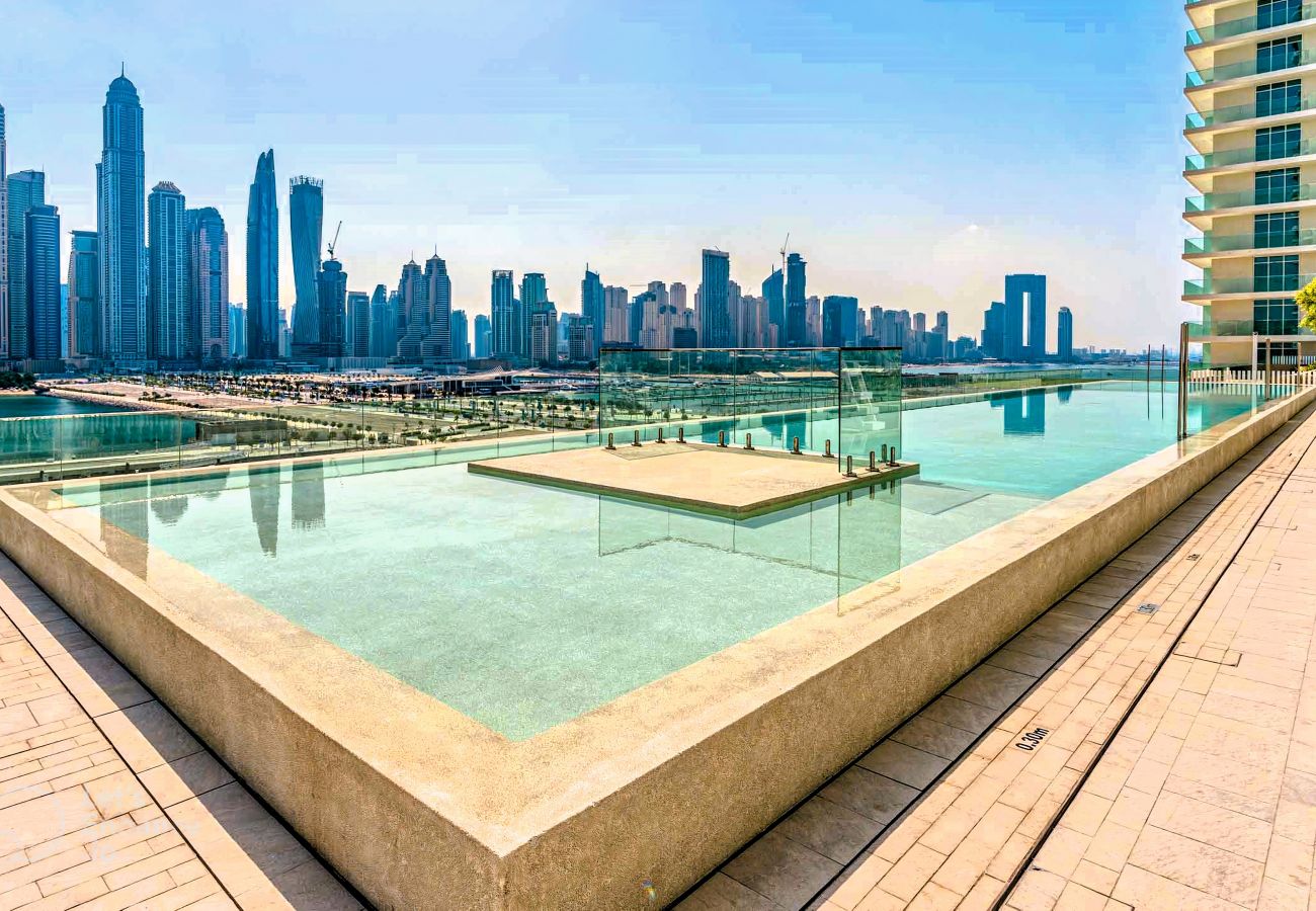 Apartment in Dubai - Beach Access & Scenic Balcony in Emaar Beachfront