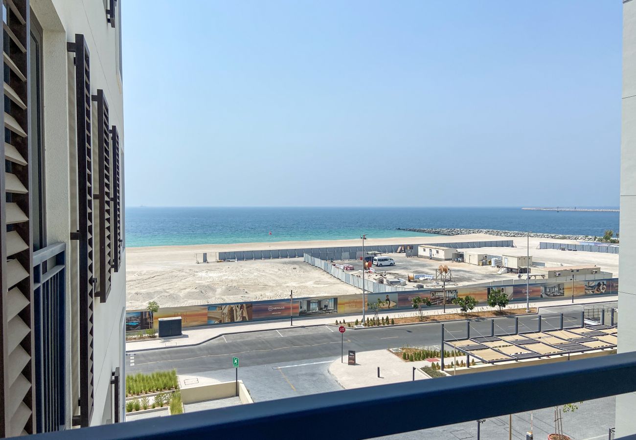 Apartment in Dubai - Trendy 1BR w/ Beach Access and Scenic Balcony View