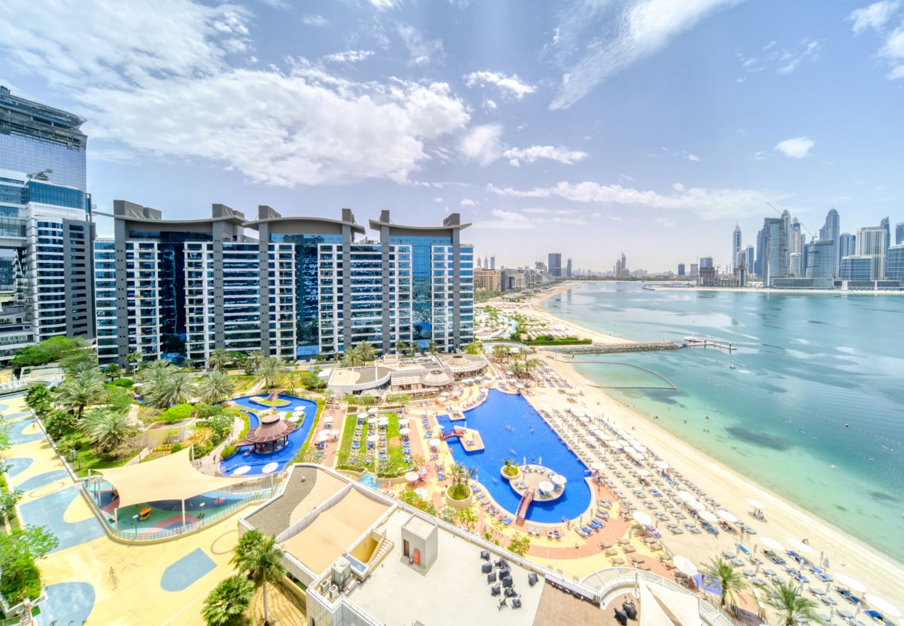 Apartment in Dubai - Modish Palm 3BR w/ Private Balcony & Beach Access