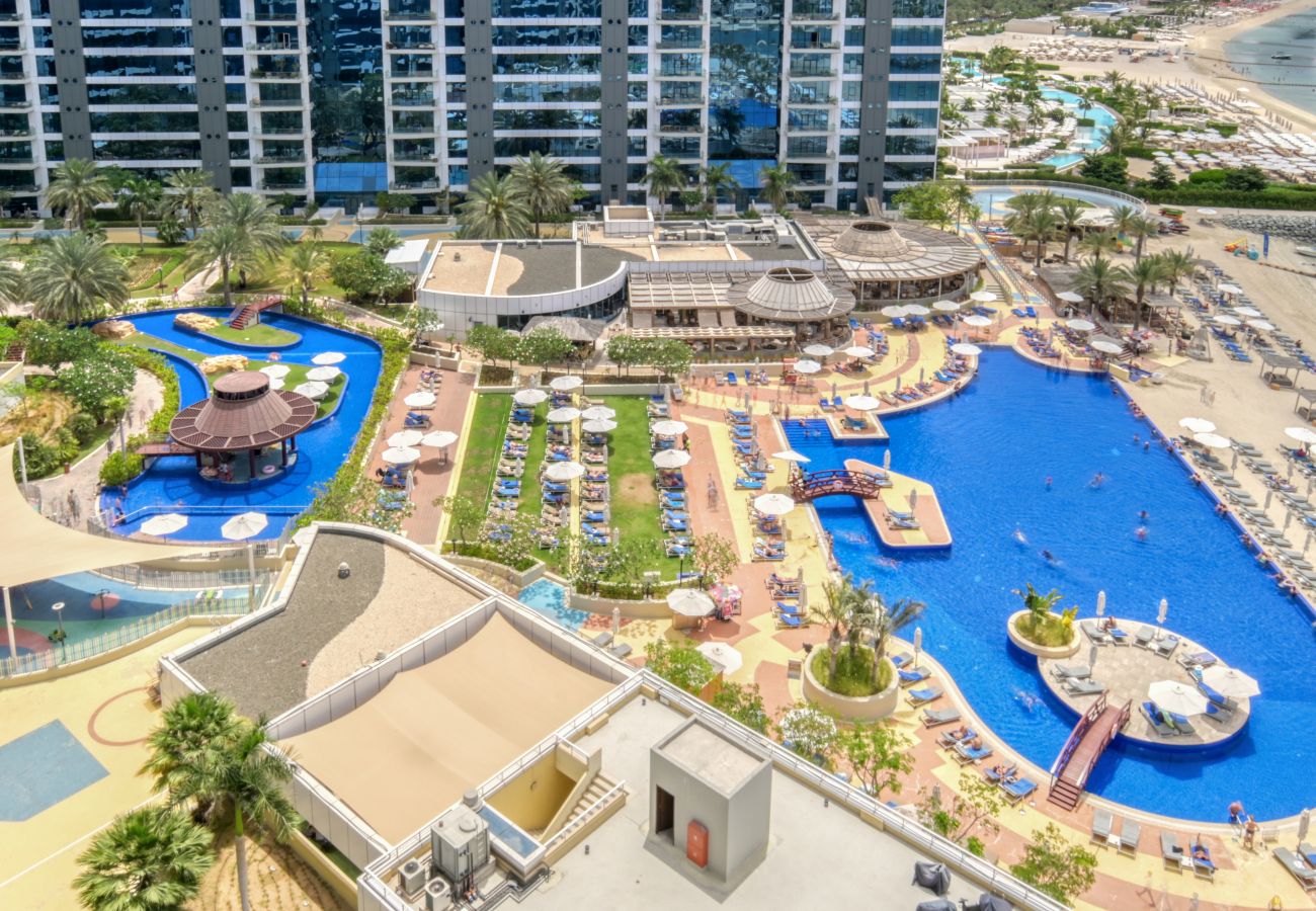 Apartment in Dubai - Modish Palm 3BR w/ Private Balcony & Beach Access