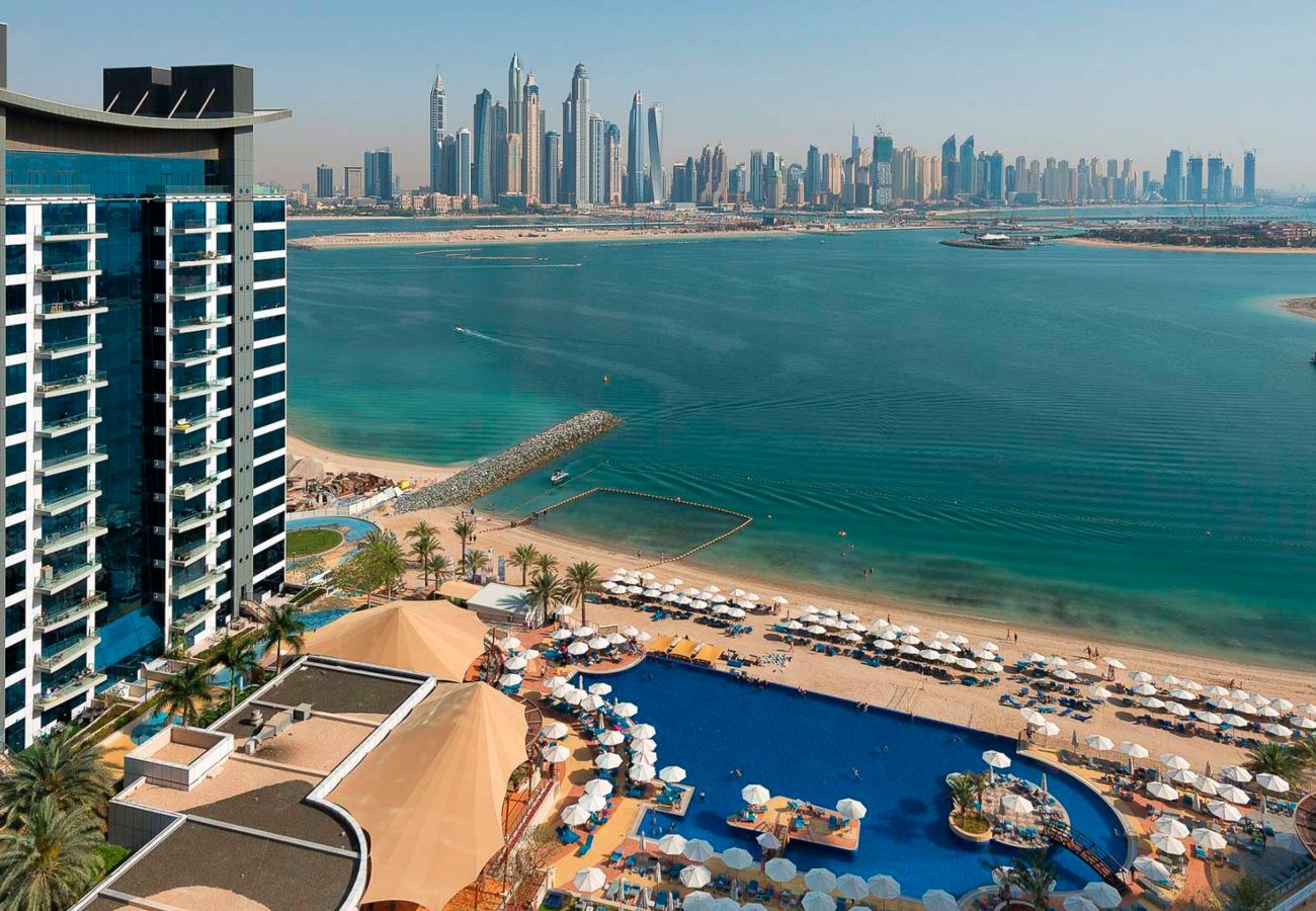 Apartment in Dubai - Modish Palm 3BR w/ Private Balcony & Beach Access