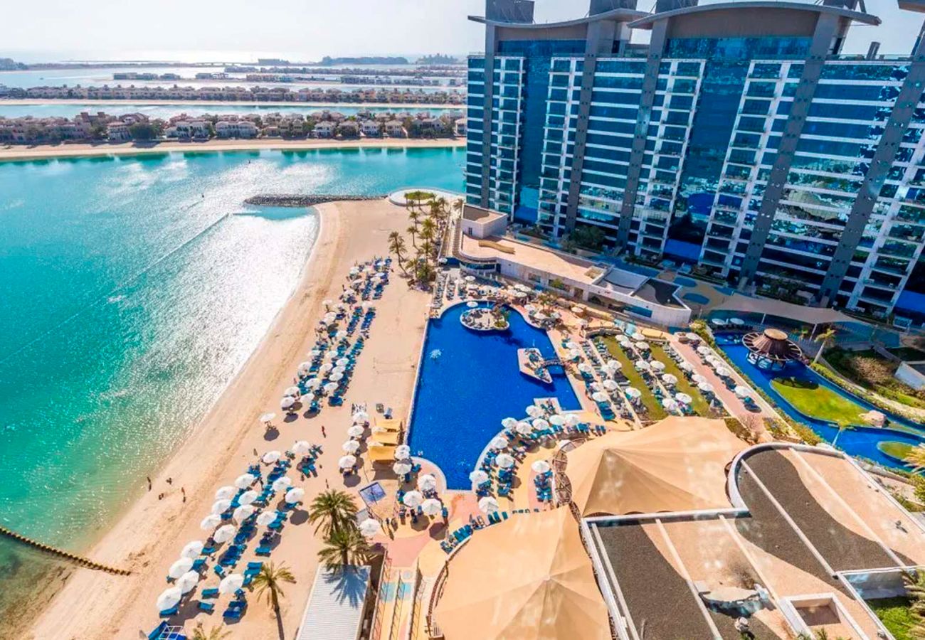 Apartment in Dubai - Modish Palm 3BR w/ Private Balcony & Beach Access