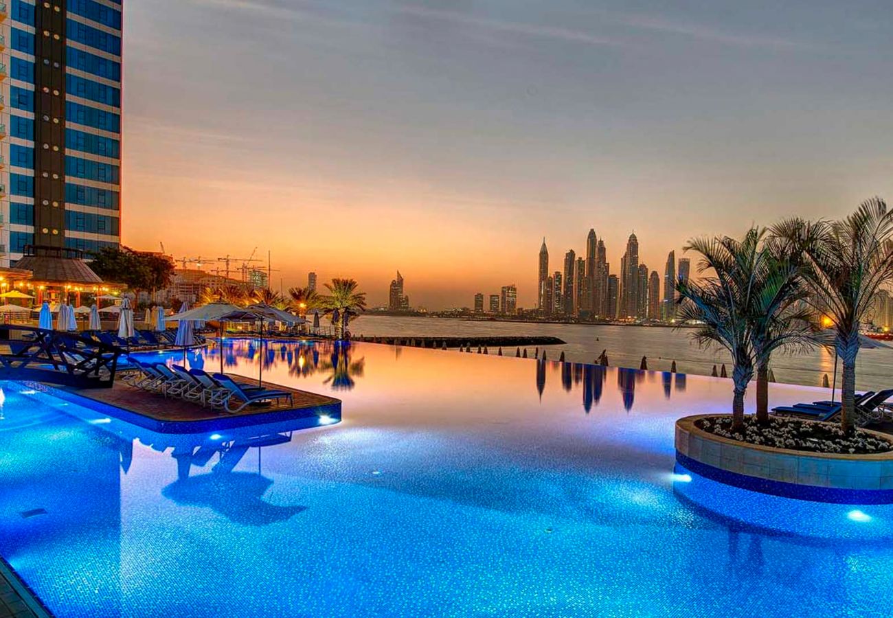 Apartment in Dubai - Modish Palm 3BR w/ Private Balcony & Beach Access