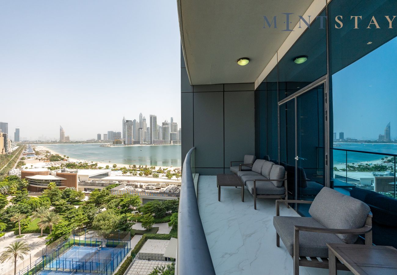 Apartment in Dubai - Modish Palm 3BR w/ Private Balcony & Beach Access