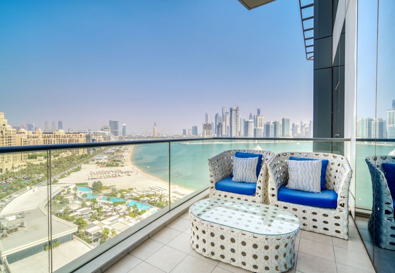 Apartment in Dubai - Royal Seaside Retreat w/ Balcony at the Palm