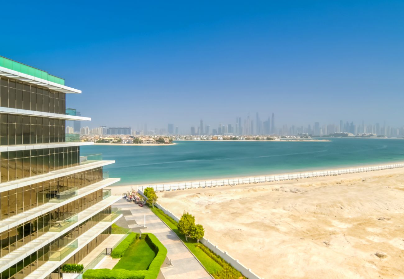 Apartment in Dubai - Chic Beachfront Living: Miami Meets The Palm