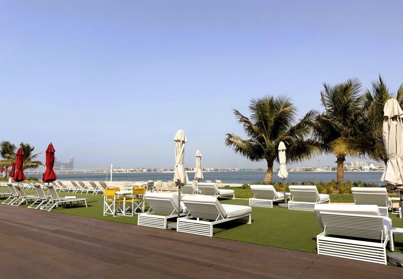 Apartment in Dubai - Chic Beachfront Living: Miami Meets The Palm