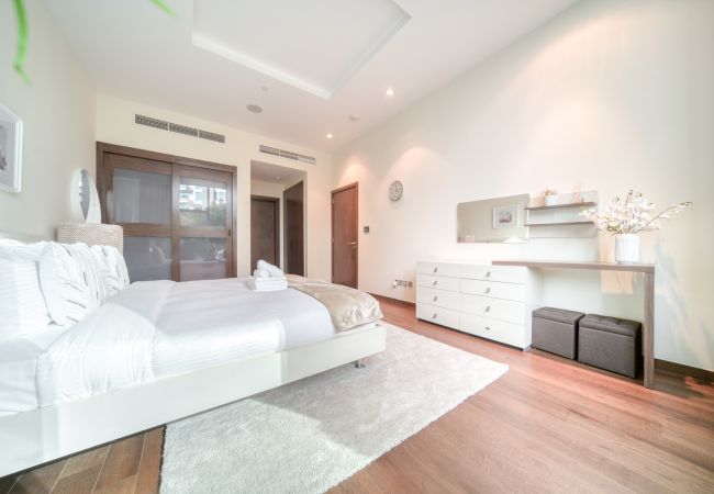 Apartment in Dubai - Palm Perfection: Grand Seaside Escape w/ Balcony