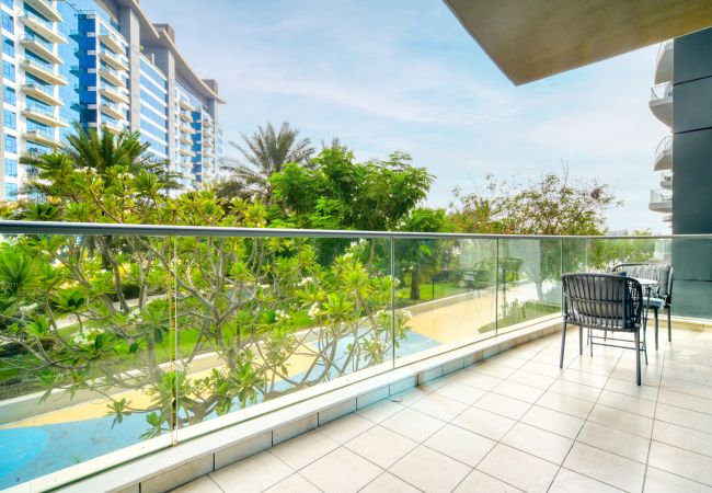 Apartment in Dubai - Palm Perfection: Grand Seaside Escape w/ Balcony