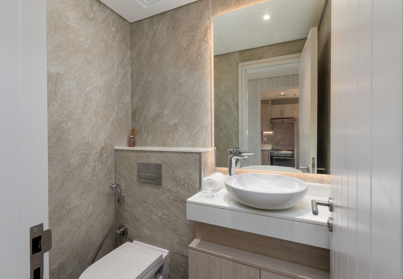 Apartment in Dubai - Prestigious 1BR Escape at The Palm