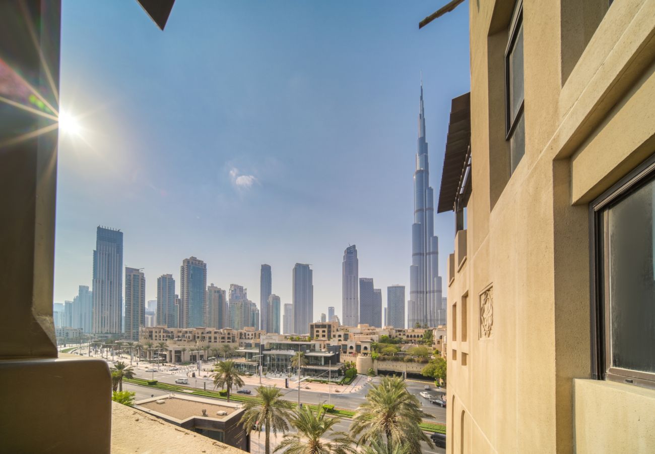Apartment in Dubai - Pristine 2BR w/ Burj Khalifa View Balcony