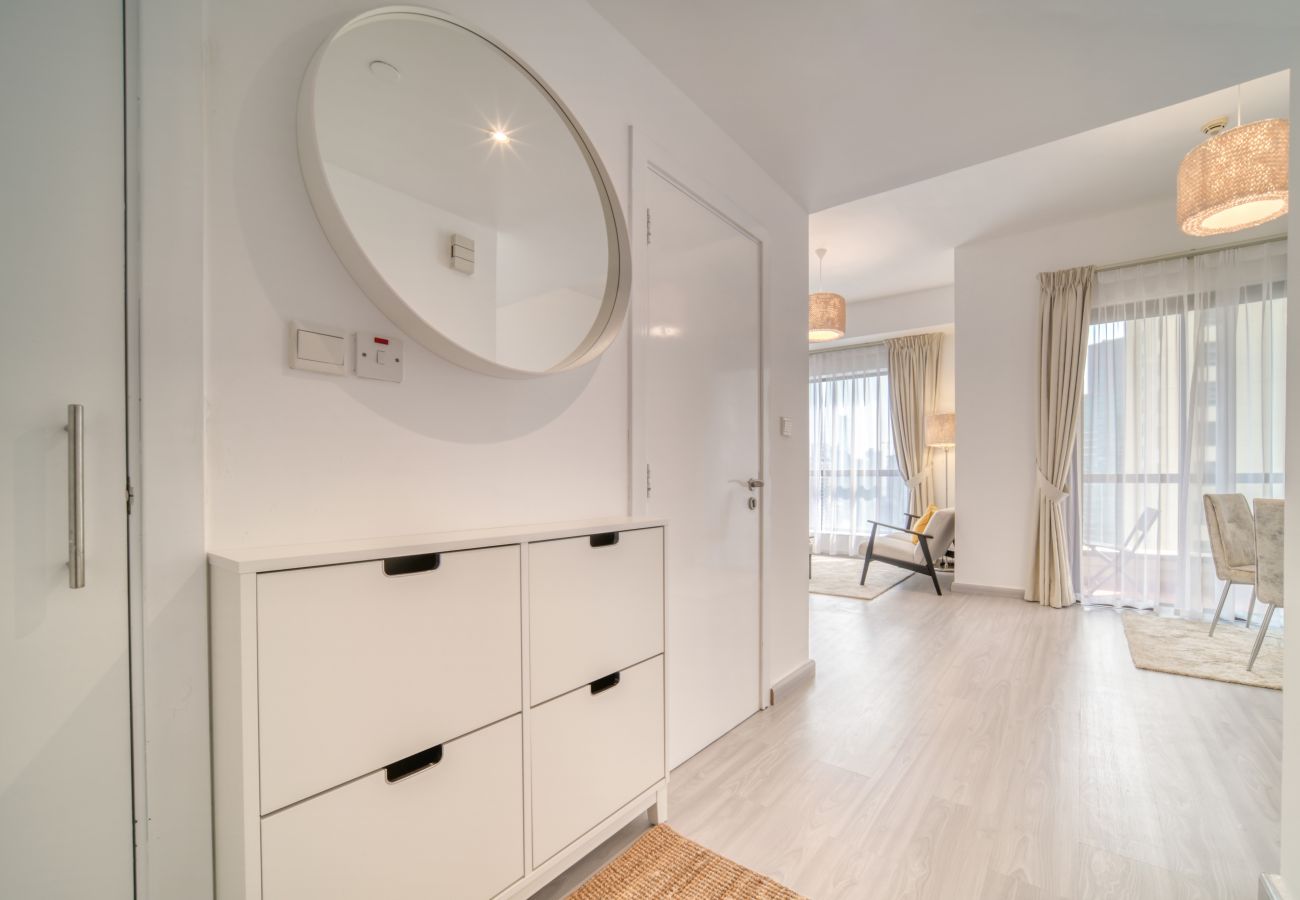 Apartment in Dubai - JBR Sunset Hideaway: Cozy 1BR w/ Balcony