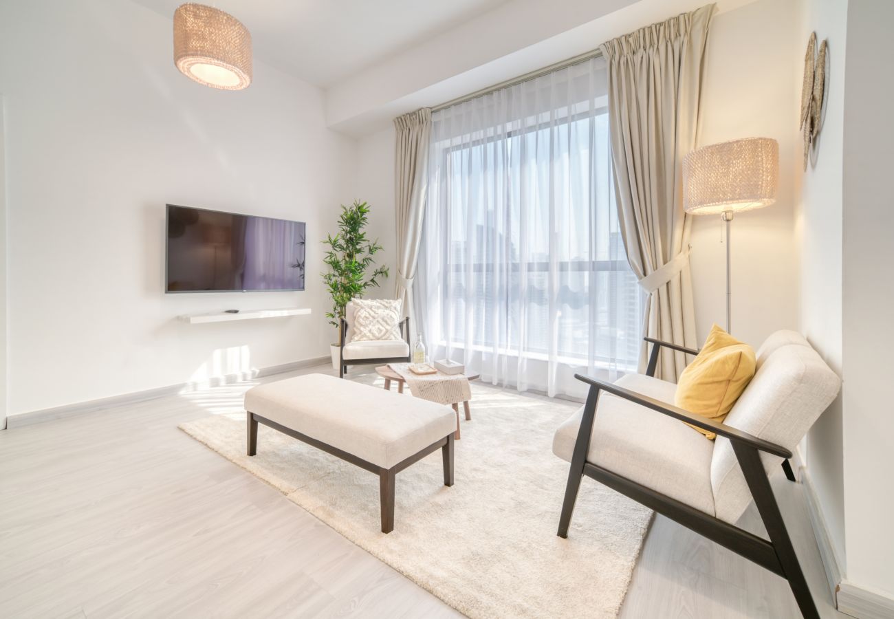 Apartment in Dubai - JBR Sunset Hideaway: Cozy 1BR w/ Balcony