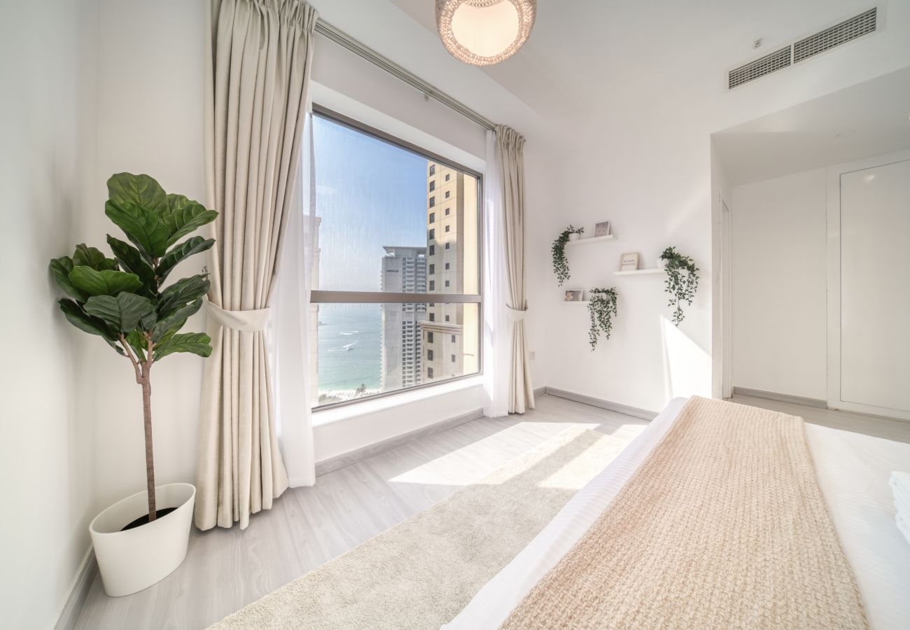 Apartment in Dubai - JBR Sunset Hideaway: Cozy 1BR w/ Balcony