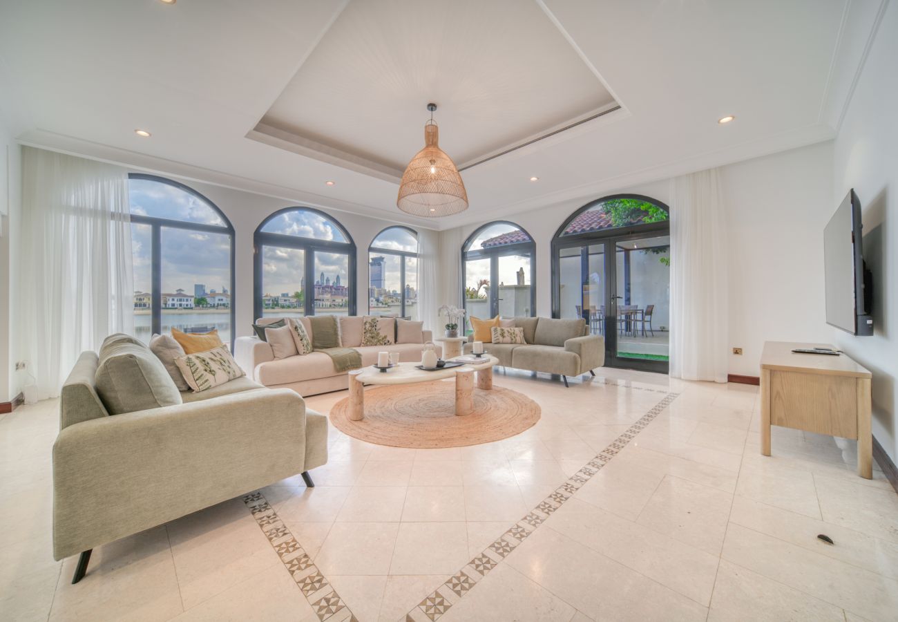 Villa in Dubai - Exclusive 6BR Palm Villa w/ Private Pool and Beach