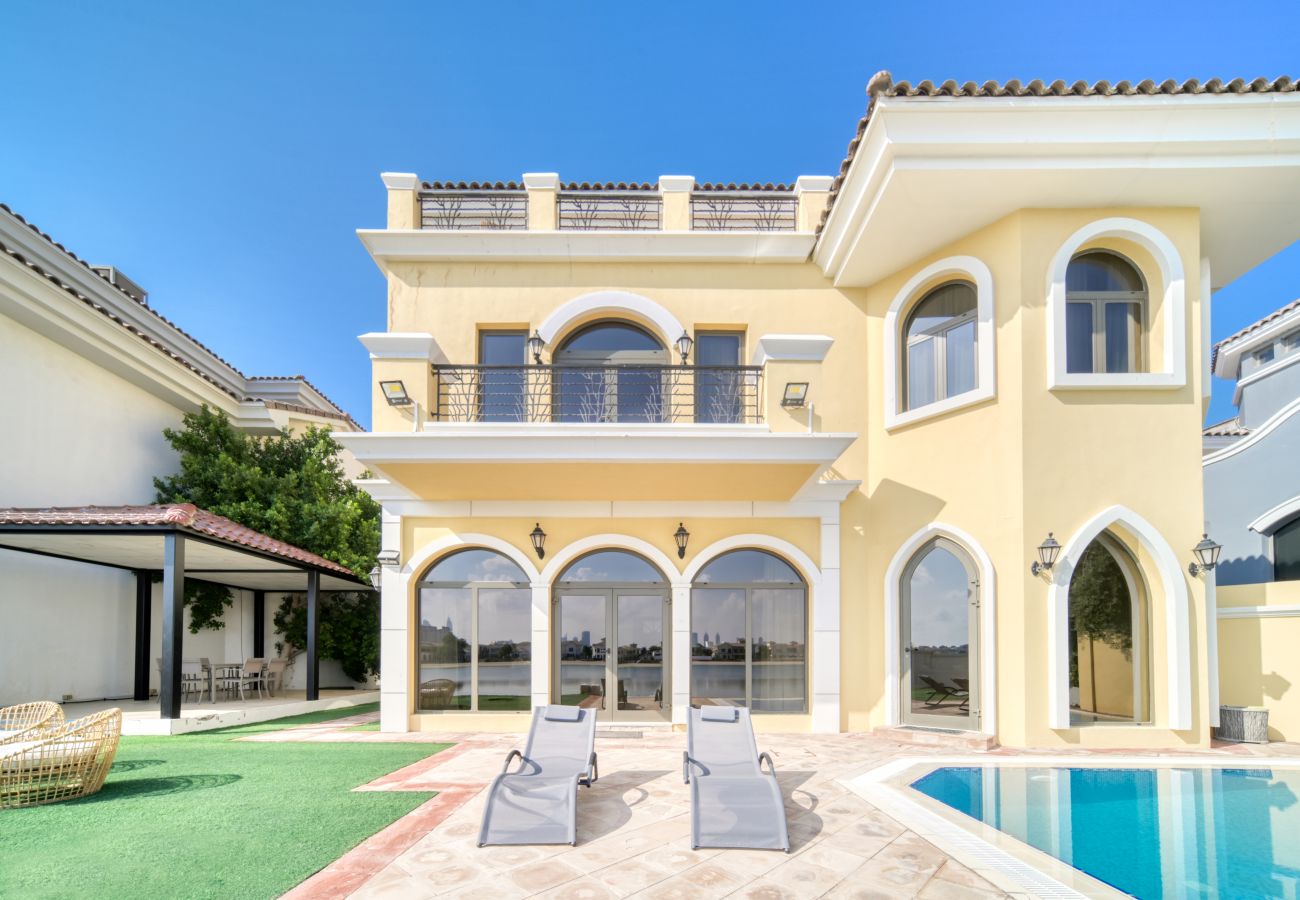 Villa in Dubai - Exclusive 6BR Palm Villa w/ Private Pool and Beach