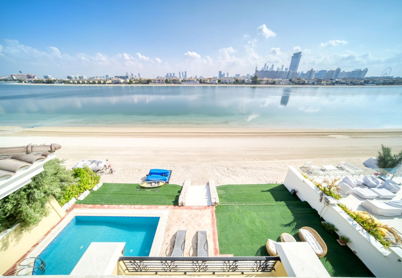 Villa in Dubai - Exclusive 6BR Palm Villa w/ Private Pool and Beach