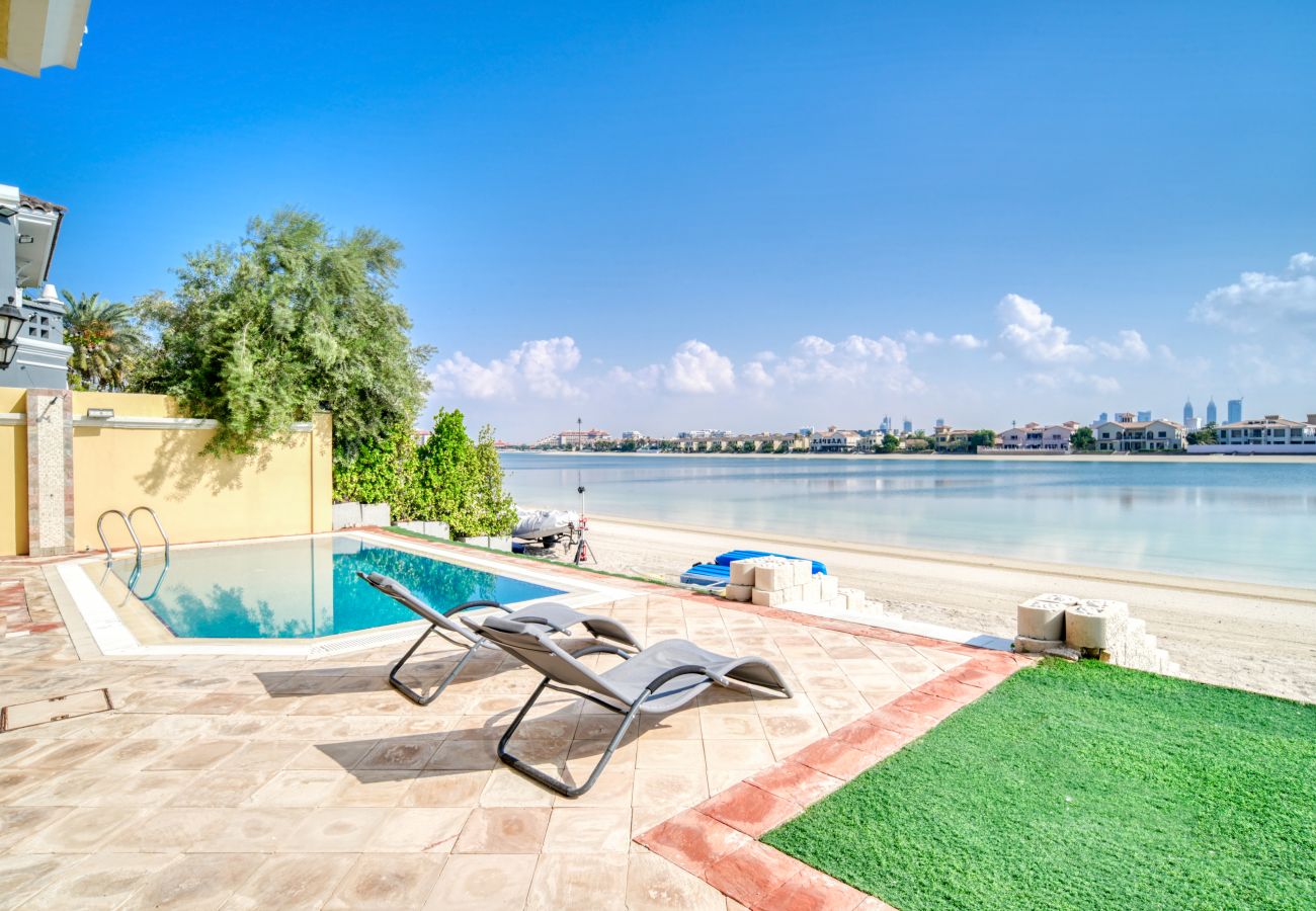 Villa in Dubai - Exclusive 6BR Palm Villa w/ Private Pool and Beach