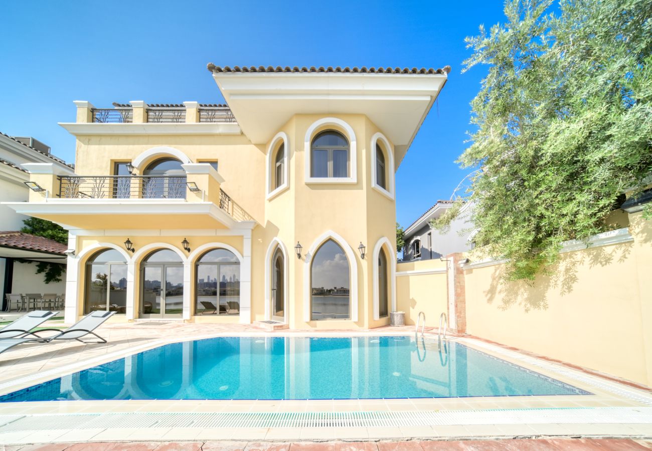 Villa in Dubai - Exclusive 6BR Palm Villa w/ Private Pool and Beach