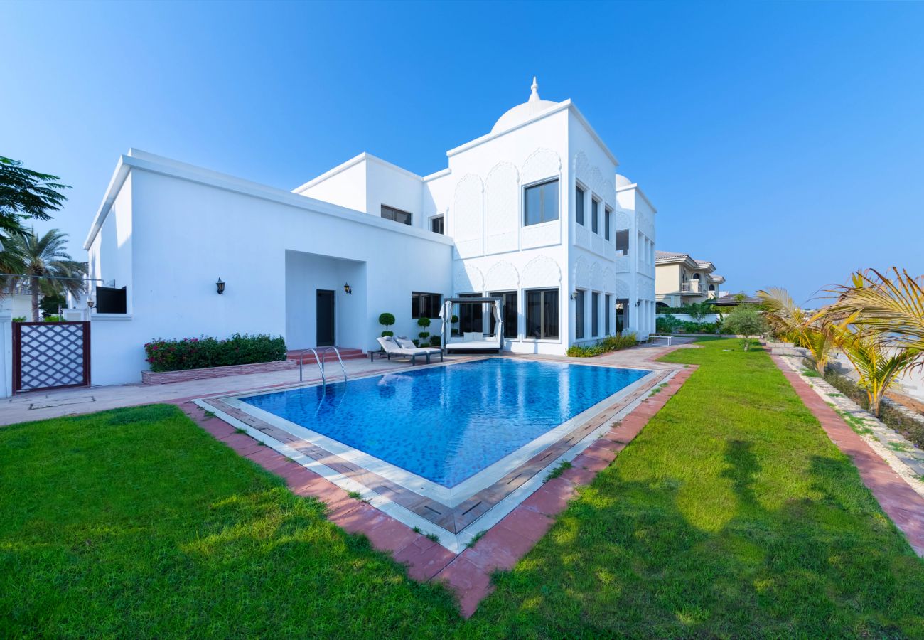 Villa in Dubai - 5* Villa with Private Pool/Beach on Palm Jumeirah