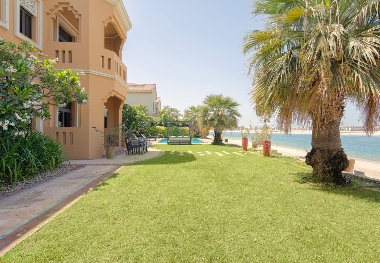 Villa in Dubai - Prvt Pool & Beach! in Luxury Palm Jumeirah Villa