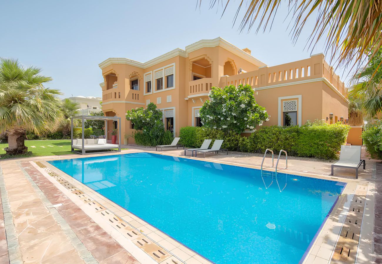 Villa in Dubai - Prvt Pool & Beach! in Luxury Palm Jumeirah Villa